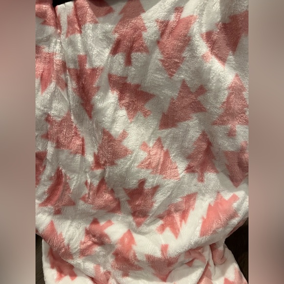 Pretty in Pink Christmas Tree Oversized Plush Throw- NWT - Picture 3 of 3